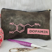 Ein stilvolles Täschchen mit dem Text 'Dopamin' und dessen chemischer Struktur, künstlerisch umgesetzt von easy-sticks als Teil der Plotterdatei 'Hormone Zeichen'.