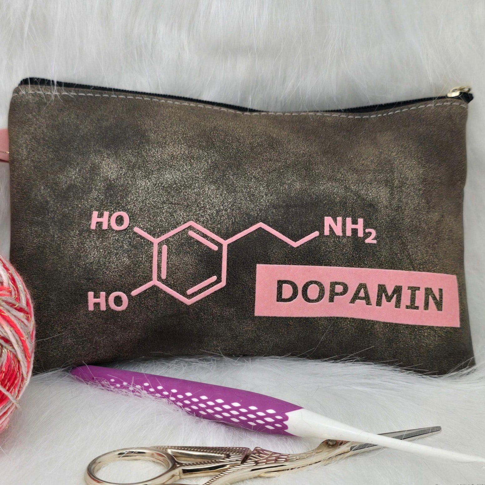 Ein stilvolles Täschchen mit dem Text 'Dopamin' und dessen chemischer Struktur, künstlerisch umgesetzt von easy-sticks als Teil der Plotterdatei 'Hormone Zeichen'.