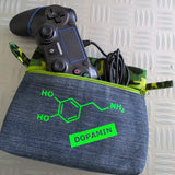Stylische Aufbewahrungstasche mit einem Gamecontroller und chemischen Strukturen, ideal für kreative Projekte mit der Plotter Datei "Hormone Zeichen" von easy-sticks.