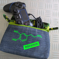 Stylische Aufbewahrungstasche mit einem Gamecontroller und chemischen Strukturen, ideal für kreative Projekte mit der Plotter Datei "Hormone Zeichen" von easy-sticks.