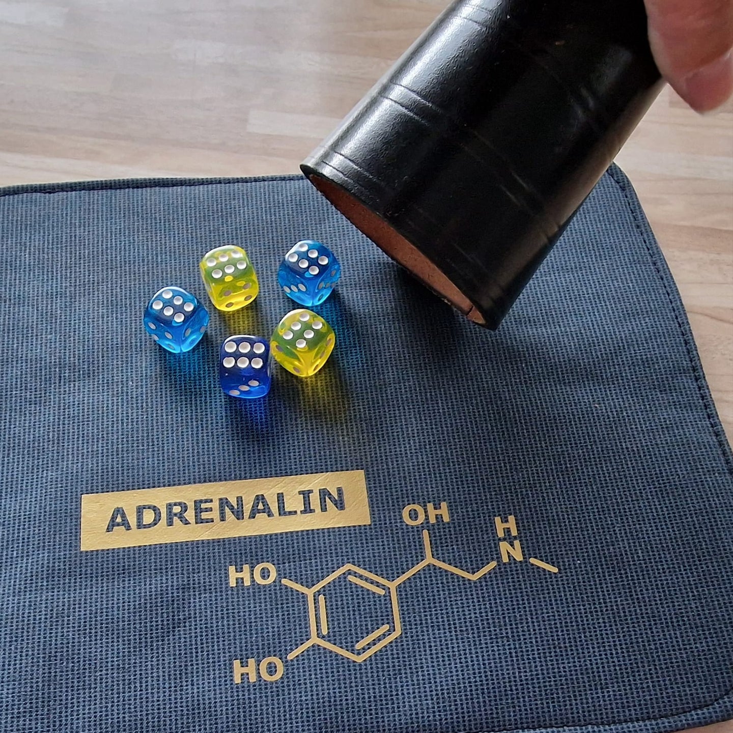 Ein Tischset mit dem Wort 'Adrenalin' und dessen chemischer Struktur, kreativ gestaltet von easy-sticks in der Plotterdatei 'Hormone Zeichen'.