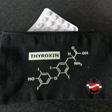 Schwarze Tasche mit dem chemischen Modell von Thyroxin, ideal für die Aufbewahrung von Medikamenten, aus der Plotter Datei "Hormone Zeichen" von easy-sticks.