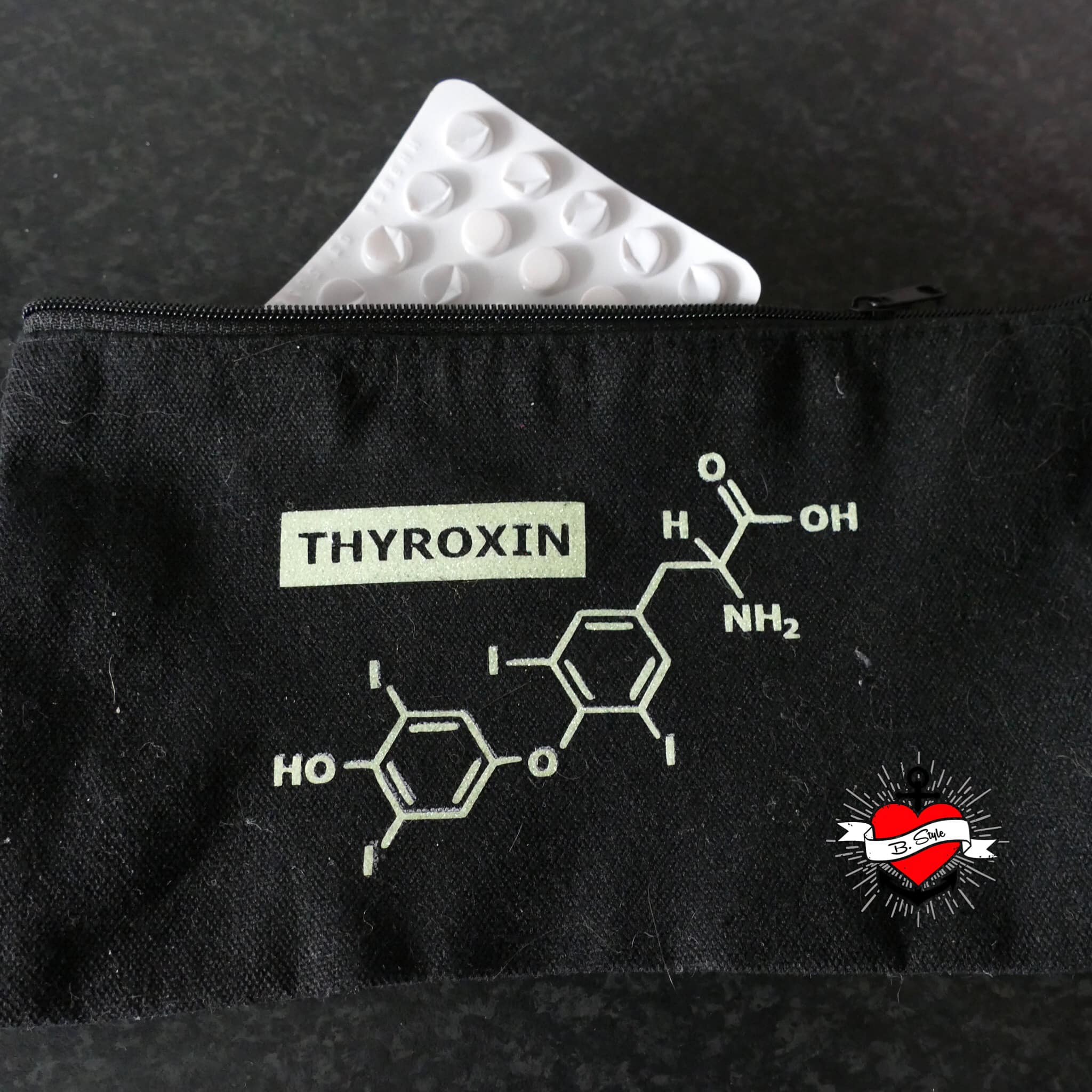 Schwarze Tasche mit dem chemischen Modell von Thyroxin, ideal für die Aufbewahrung von Medikamenten, aus der Plotter Datei "Hormone Zeichen" von easy-sticks.