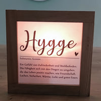 Schöne Lichtbox mit dem Schriftzug "Hygge" und einer Beschreibung der Gemütlichkeit, ideal für die kreative Gestaltung mit dem PDF Download von easy-sticks fürLaternen und Lichtboxen.