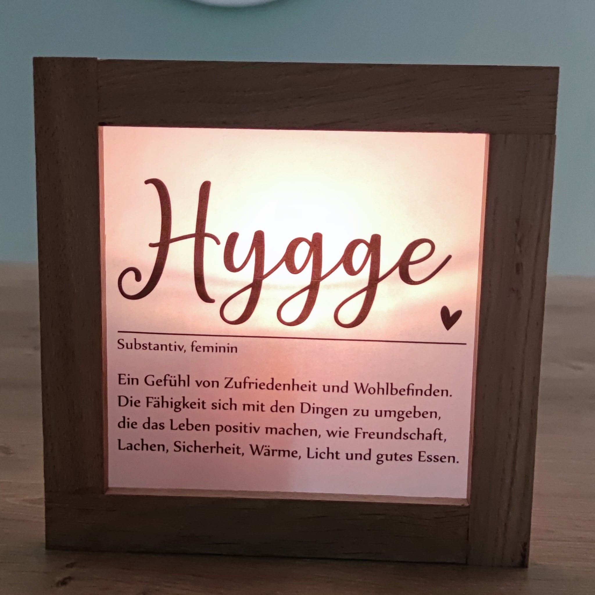 Schöne Lichtbox mit dem Schriftzug "Hygge" und einer Beschreibung der Gemütlichkeit, ideal für die kreative Gestaltung mit dem PDF Download von easy-sticks fürLaternen und Lichtboxen.
