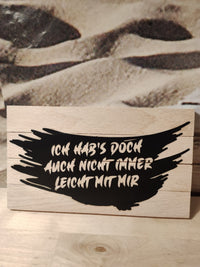 Holzplatte mit dem kreativen Schriftzug "Ich hab's doch auch nicht immer leicht mit mir" von easy-sticks. Ideal für DIY-Projekte und persönliche Gestaltung.