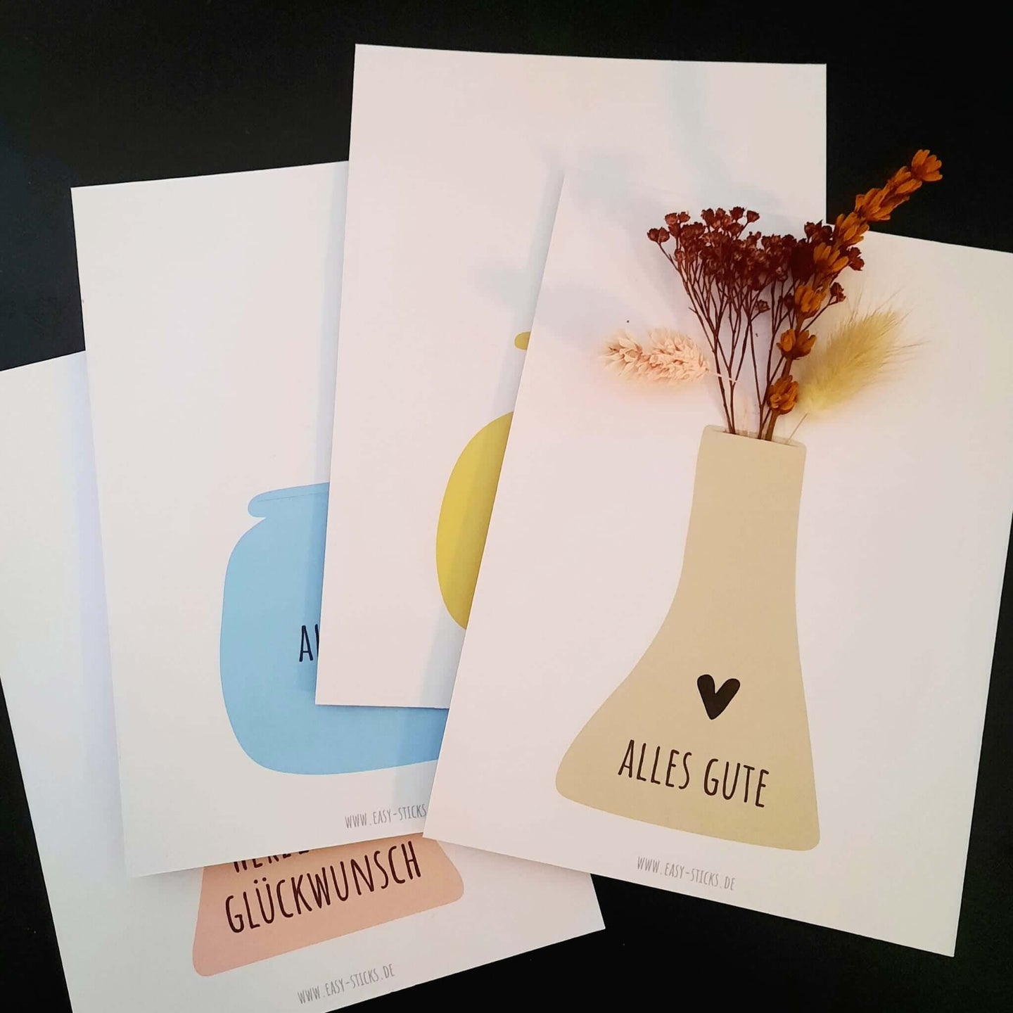 DIY Karten Set von easy-sticks, zeigt verschiedene Vasen-Designs auf Karten, ideal für persönliche Grüße mit individuellen Botschaften - einfach ausdrucken und gestalten.