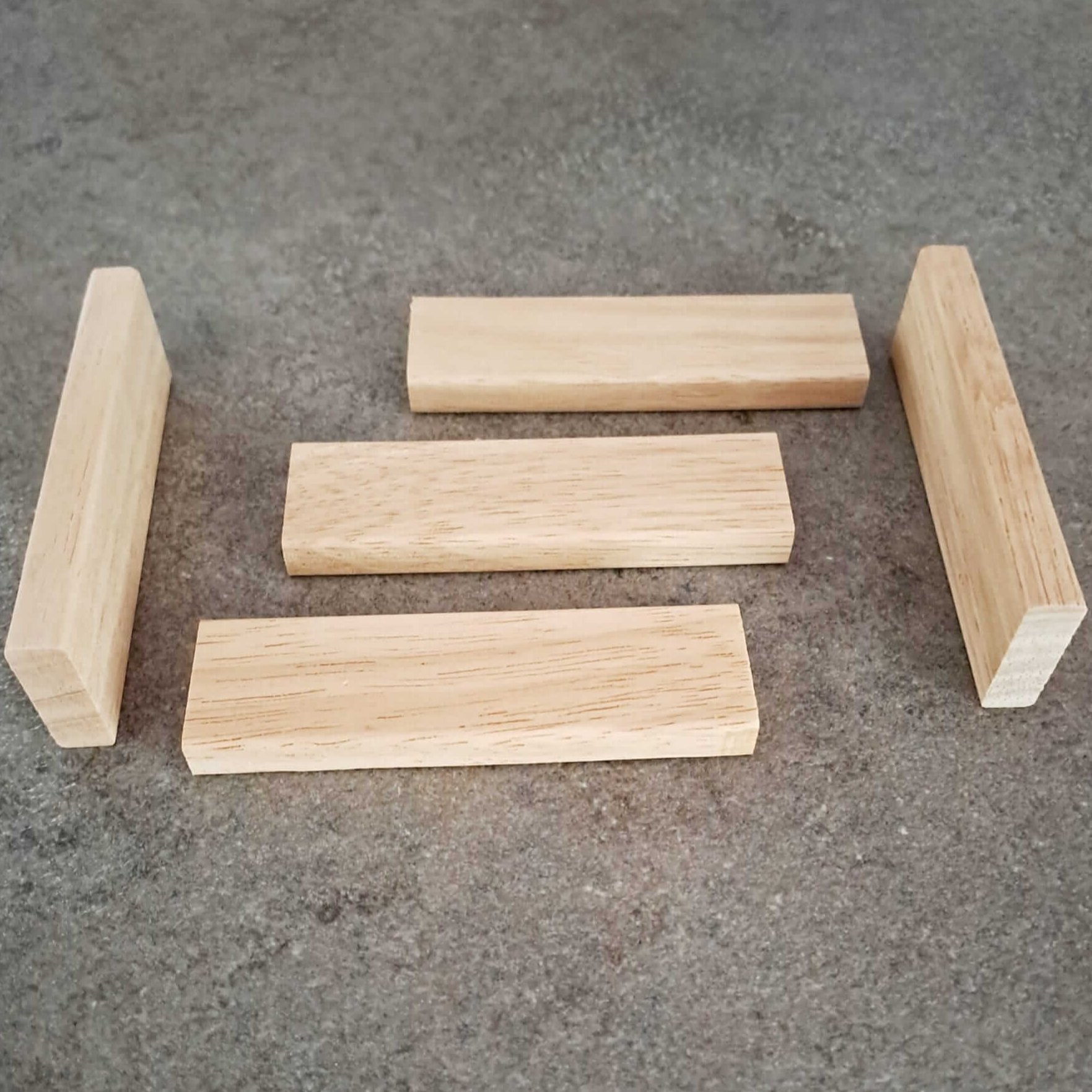 Easy-Sticks 5.0 Mini von Easy-Sticks: Fünf abgerundete Holzstäbchen, ideal für Bastelzwecke. Jede Stange hat eine handliche Länge von 8 cm und eignet sich perfekt für kreative Arbeiten.