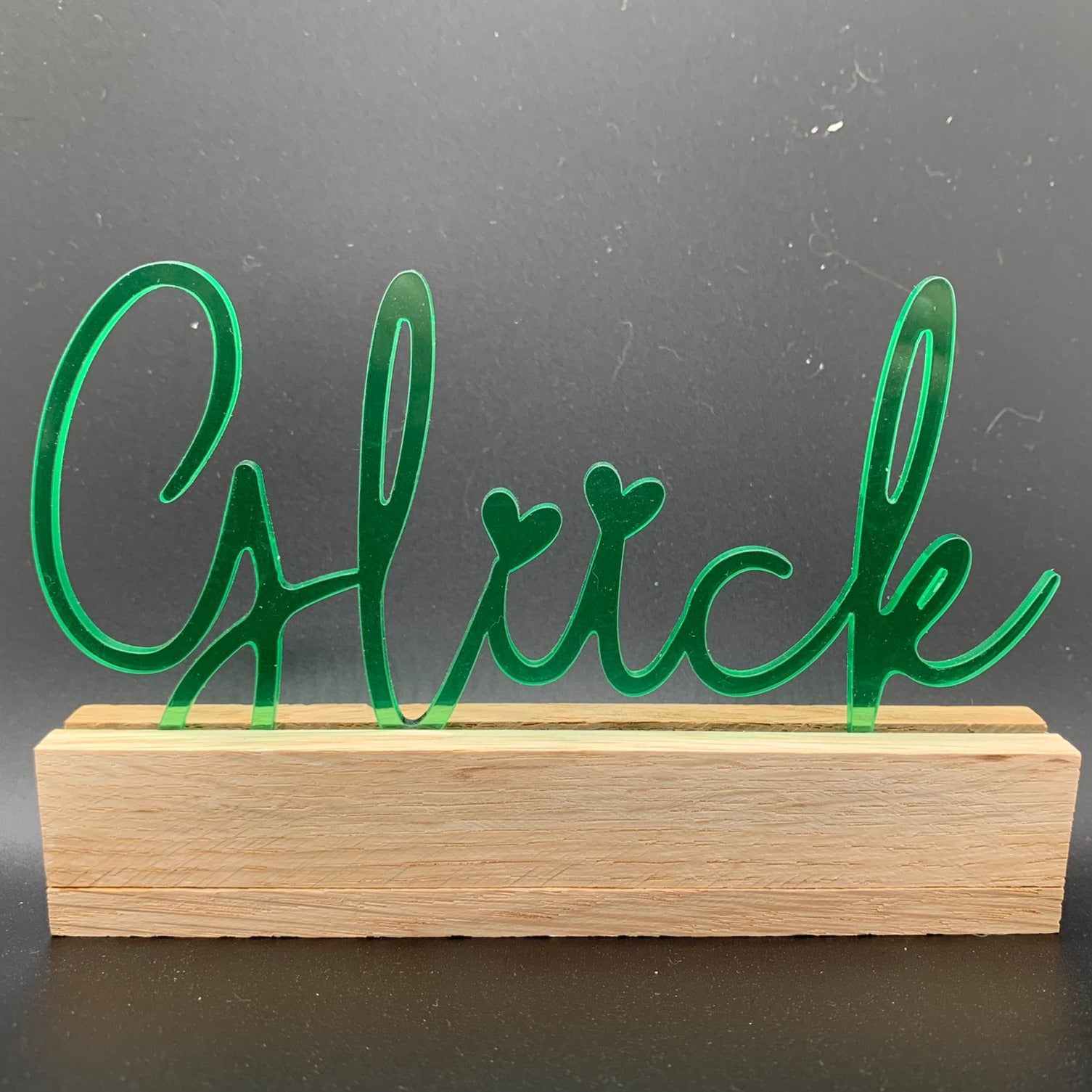 Modischer Acryl Aufsteller von Easy-Sticks in Grün mit der Botschaft 'Glück', perfekt für eine positive Atmosphäre in jedem Raum.