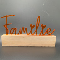 Transparenter Acryl Aufsteller 'Familie' in orange von Easy-Sticks, geschmackvoll auf einem Holzsockel präsentiert, ideal für Geschenke.