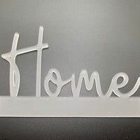 Dekorative Anwendung des Easy-Sticks Acryl Aufstellers 'Home' in einem wohnlichen Umfeld, um eine einladende Atmosphäre zu schaffen.