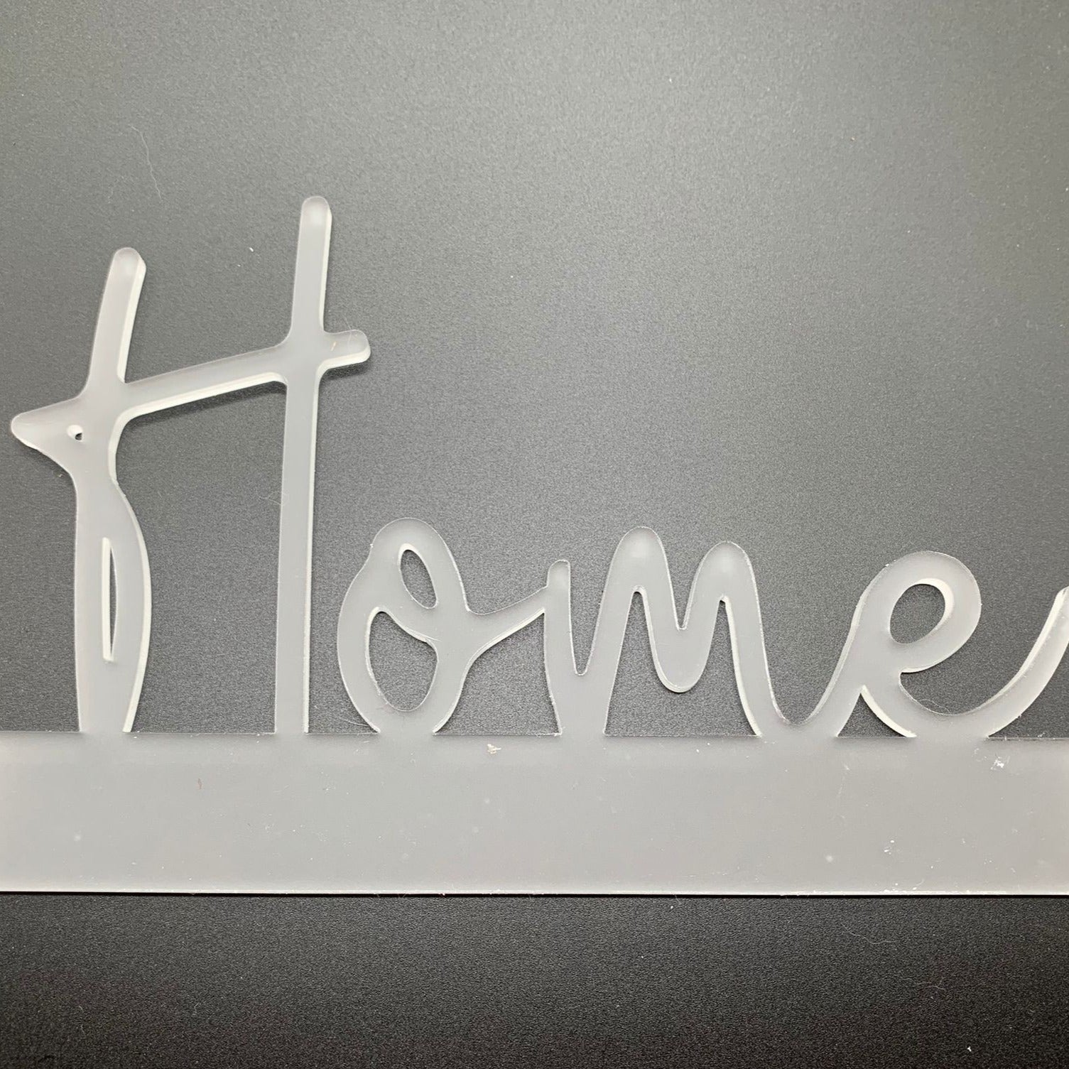 Dekorative Anwendung des Easy-Sticks Acryl Aufstellers 'Home' in einem wohnlichen Umfeld, um eine einladende Atmosphäre zu schaffen.