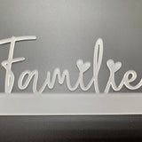 Nahaufnahme des satinierte Acryl Aufstellers 'Familie' von Easy-Sticks, mit Herzchen-Design, elegant vor einem grauen Hintergrund.