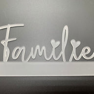 Nahaufnahme des satinierte Acryl Aufstellers 'Familie' von Easy-Sticks, mit Herzchen-Design, elegant vor einem grauen Hintergrund.