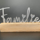 Eleganter Acryl Aufsteller 'Familie' von Easy-Sticks auf Holzsockel, ideal für die dekorative Gestaltung deines Zuhauses.