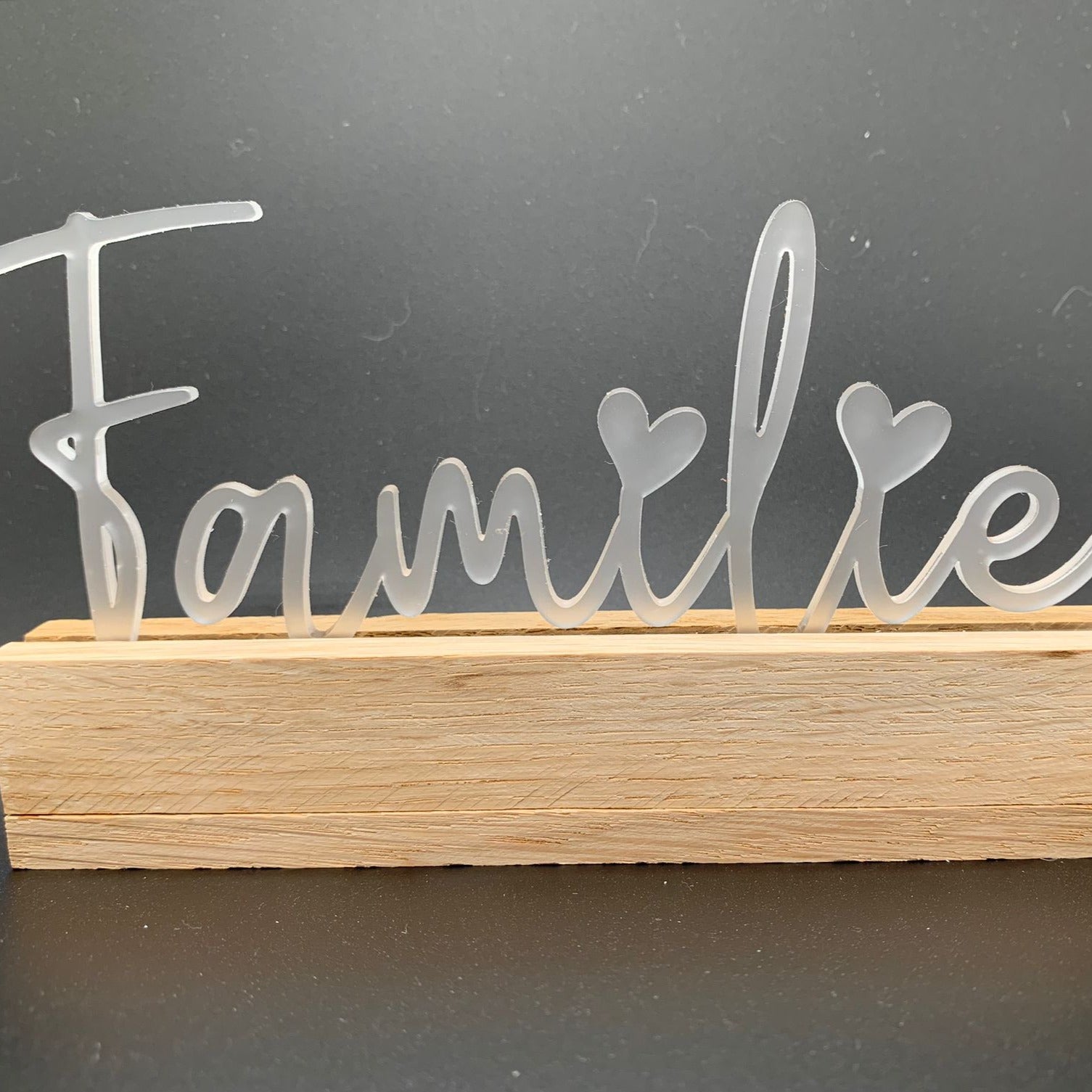 Eleganter Acryl Aufsteller 'Familie' von Easy-Sticks auf Holzsockel, ideal für die dekorative Gestaltung deines Zuhauses.