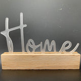 Nahaufnahme des Easy-Sticks Acryl Aufstellers, der den 'Home' Schriftzug aus hochwertigem Acryl für personalisierte Kartenhalter zeigt.