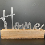 Nahaufnahme des Easy-Sticks Acryl Aufstellers, der den 'Home' Schriftzug aus hochwertigem Acryl für personalisierte Kartenhalter zeigt.