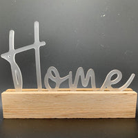 Nahaufnahme des Easy-Sticks Acryl Aufstellers, der den 'Home' Schriftzug aus hochwertigem Acryl für personalisierte Kartenhalter zeigt.
