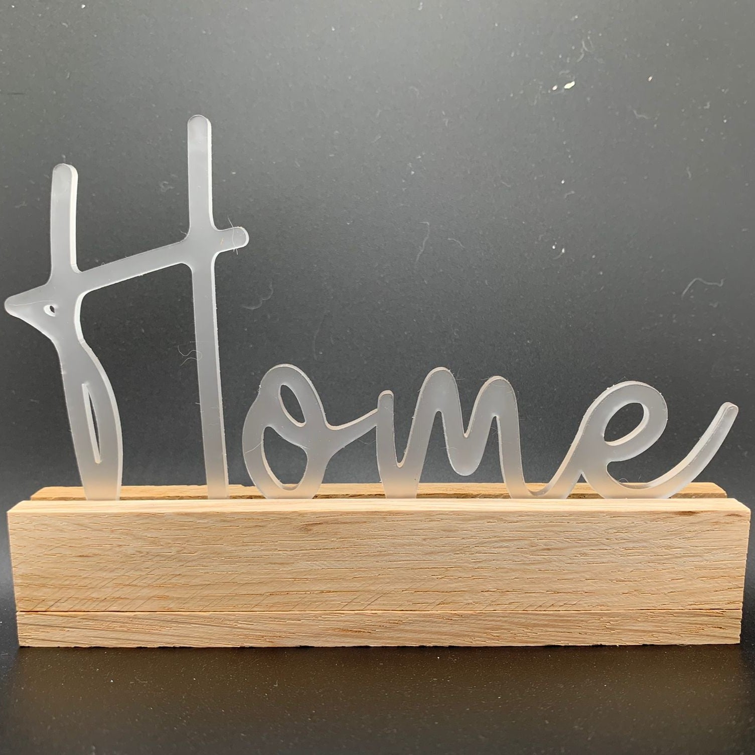 Nahaufnahme des Easy-Sticks Acryl Aufstellers, der den 'Home' Schriftzug aus hochwertigem Acryl für personalisierte Kartenhalter zeigt.