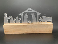 Schöne Weihnachtskrippe von Easy-Sticks, satiniert, präsentiert die biblische Szene mit Maria, Josef und den Tieren. Eine charmante Geschenkidee.