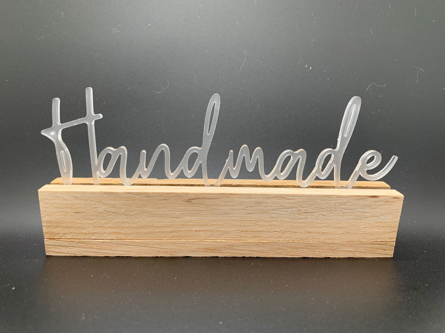Stylischer Acryl Aufsteller 'Handmade' von Easy-Sticks, ideal für kreative Displays und als Geschenkidee für DIY-Enthusiasten.