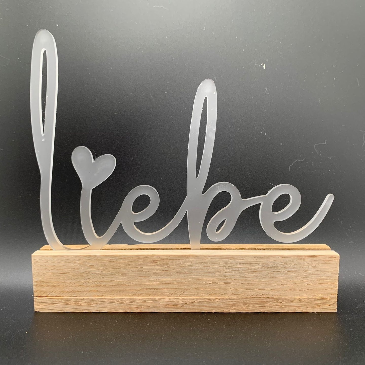 Transparenter Acryl Aufsteller "Liebe" von Easy-Sticks, stilvoll auf Holz basierend, perfekt als Geschenk oder Dekoration für besondere Anlässe.