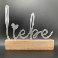 Transparenter Acryl Aufsteller "Liebe" von Easy-Sticks, stilvoll auf Holz basierend, perfekt als Geschenk oder Dekoration für besondere Anlässe.