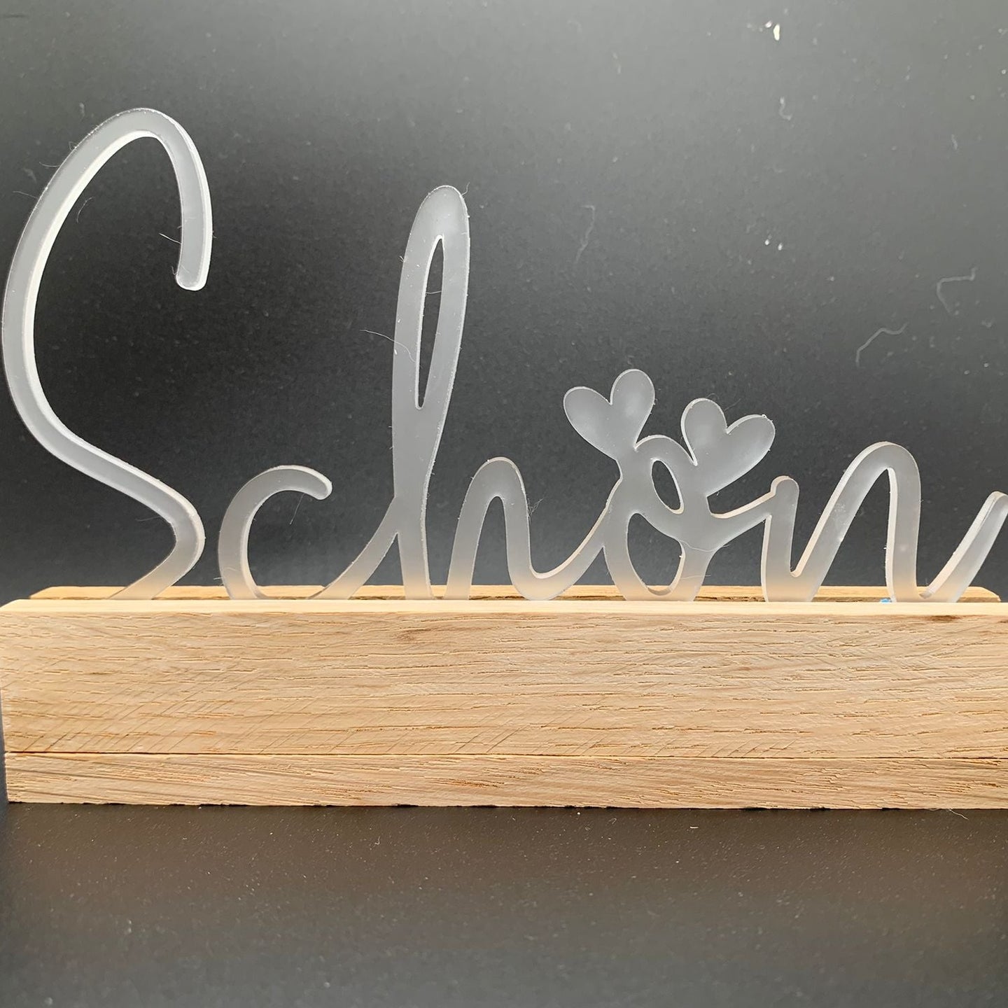 Dekorativer Acryl Schriftzug "Schön" auf einem Holzsockel von Easy-Sticks - ideal für stilvolle Heimdekoration und Geschenke.