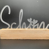 Dekorativer Acryl Schriftzug "Schön" auf einem Holzsockel von Easy-Sticks - ideal für stilvolle Heimdekoration und Geschenke.