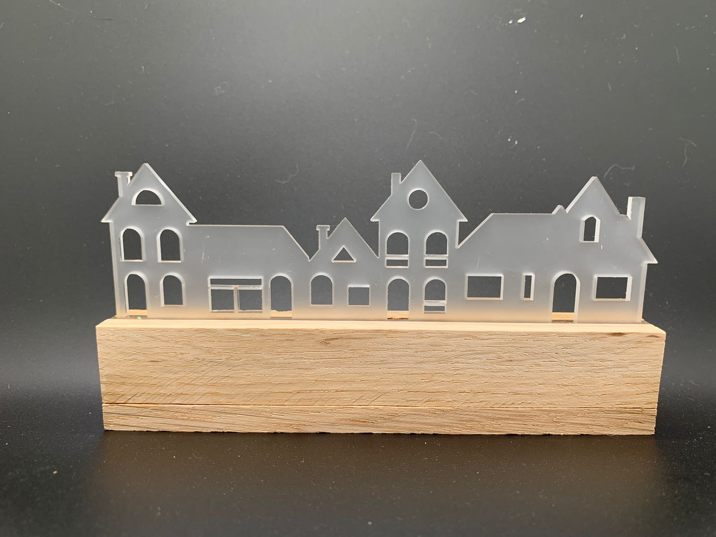 Stilvoller Acryl-Häuserreihe Aufsteller von Easy-Sticks, perfekt für kreative Kartenhalter und einladende Wohnatmosphäre.
