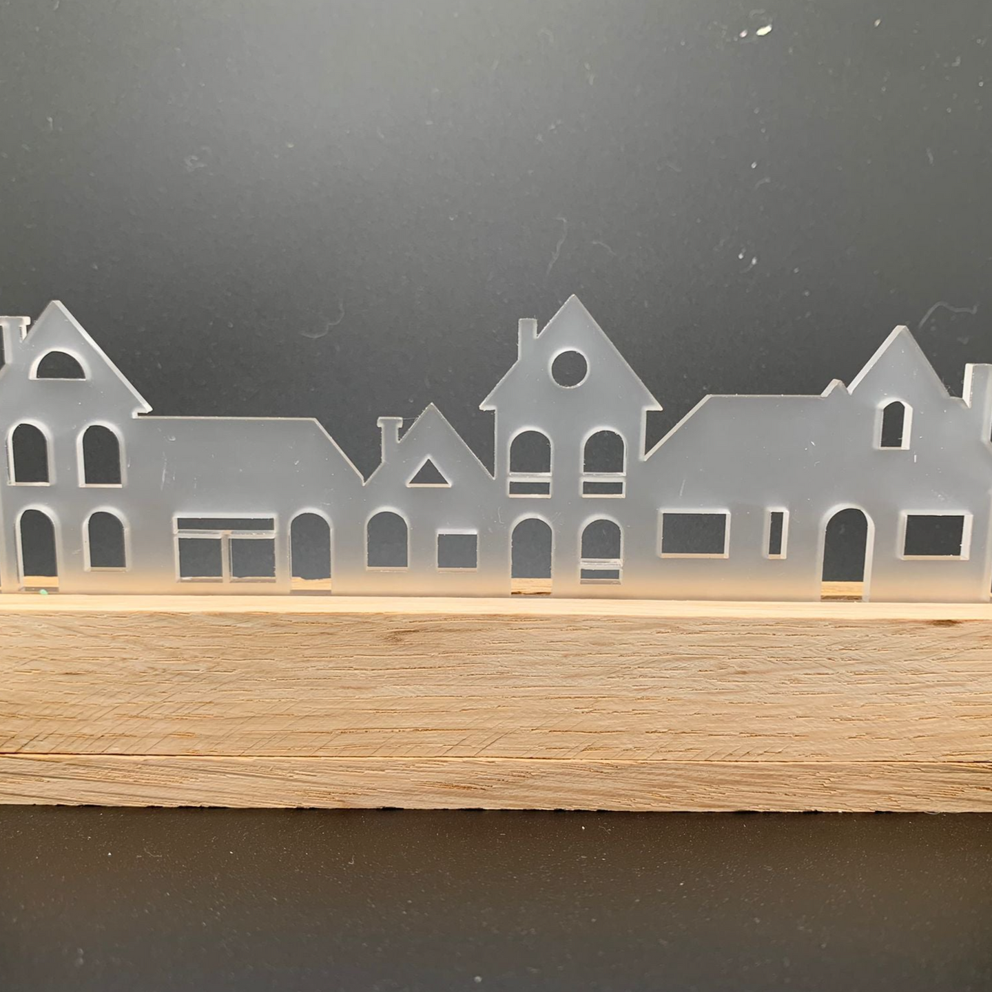Eleganter Acryl-Häuserreihe Aufsteller von Easy-Sticks, ideal für stilvolle Dekoration in jedem Raum.