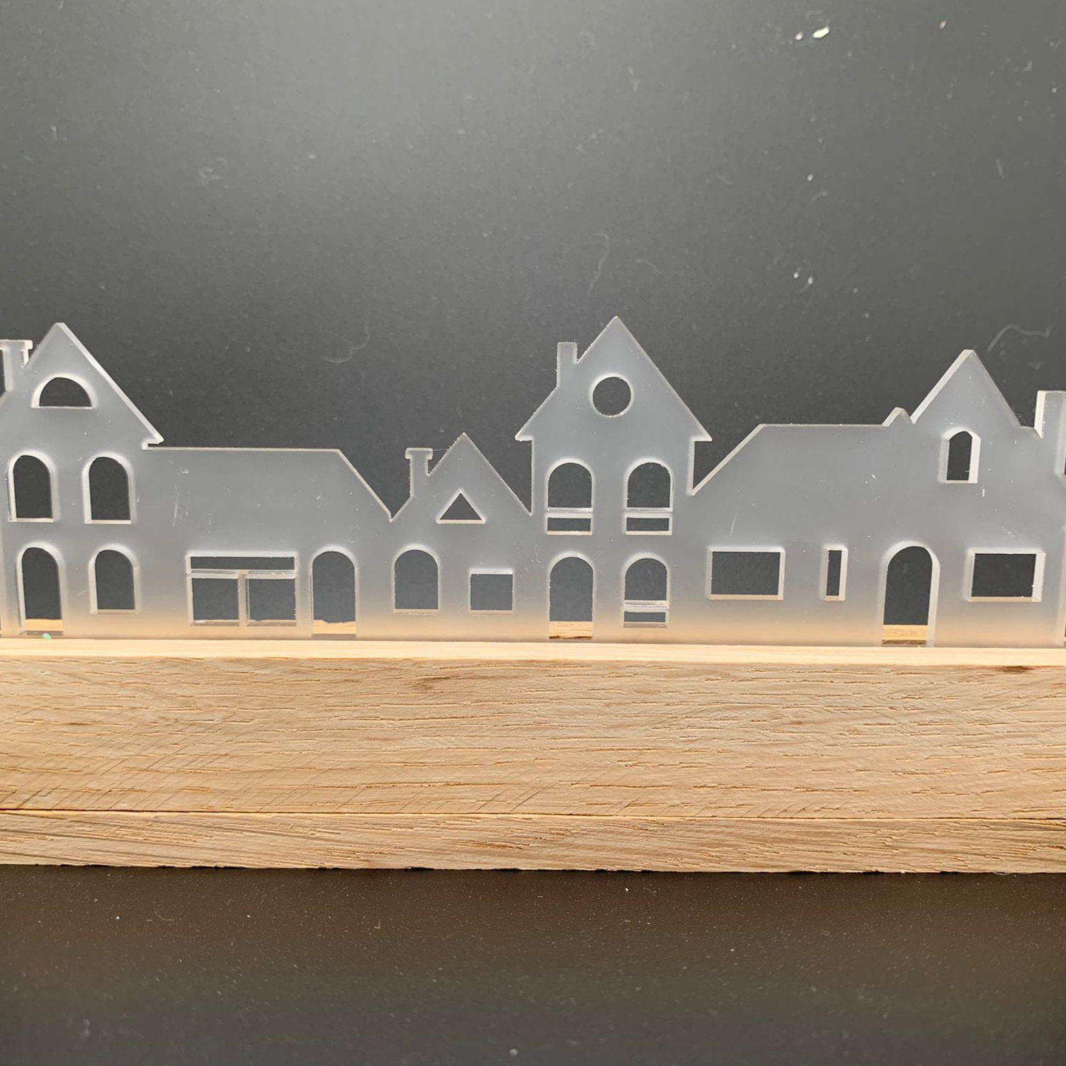 Eleganter Acryl-Häuserreihe Aufsteller von Easy-Sticks, ideal für stilvolle Dekoration in jedem Raum.
