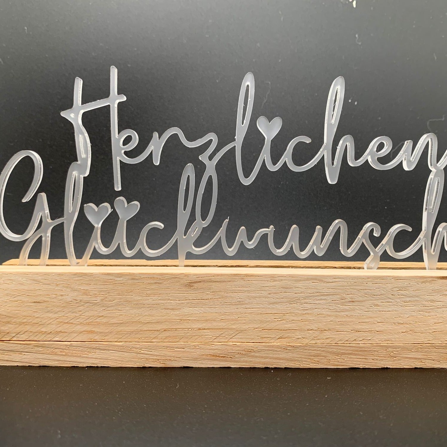 Eleganter Acryl Aufsteller von Easy-Sticks mit dem Schriftzug 'Herzlichen Glückwunsch'. Perfekt für festliche Anlässe, eine stilvolle Dekoration in der Küche oder auf dem Geburtstagstisch.