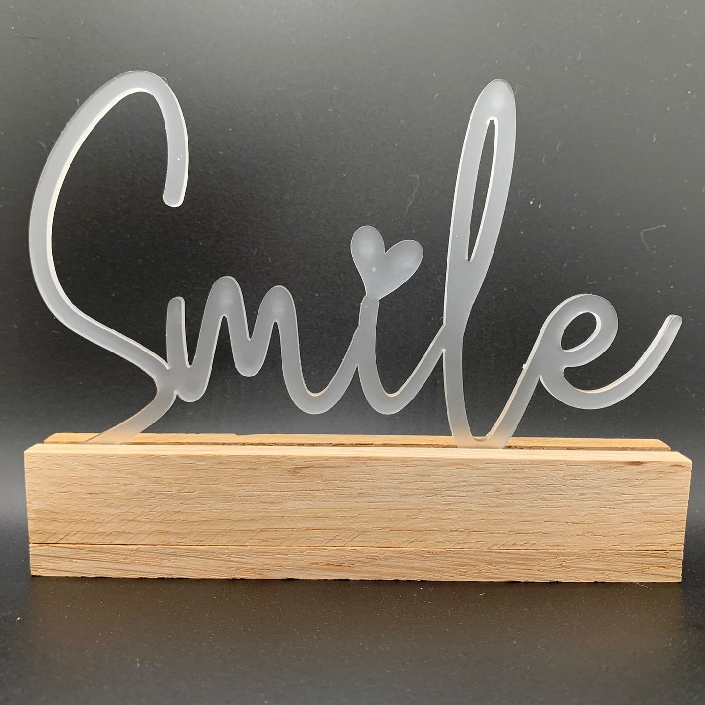 Transparenter Acryl Schriftzug 'Smile' von Easy-Sticks, dekorativ auf Holzbasis, ideal für stilvolle Zuhause Dekoration.