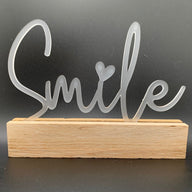 Transparenter Acryl Schriftzug 'Smile' von Easy-Sticks, dekorativ auf Holzbasis, ideal für stilvolle Zuhause Dekoration.