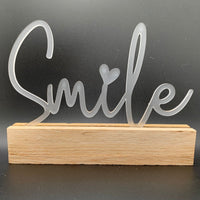 Transparenter Acryl Schriftzug 'Smile' von Easy-Sticks, dekorativ auf Holzbasis, ideal für stilvolle Zuhause Dekoration.