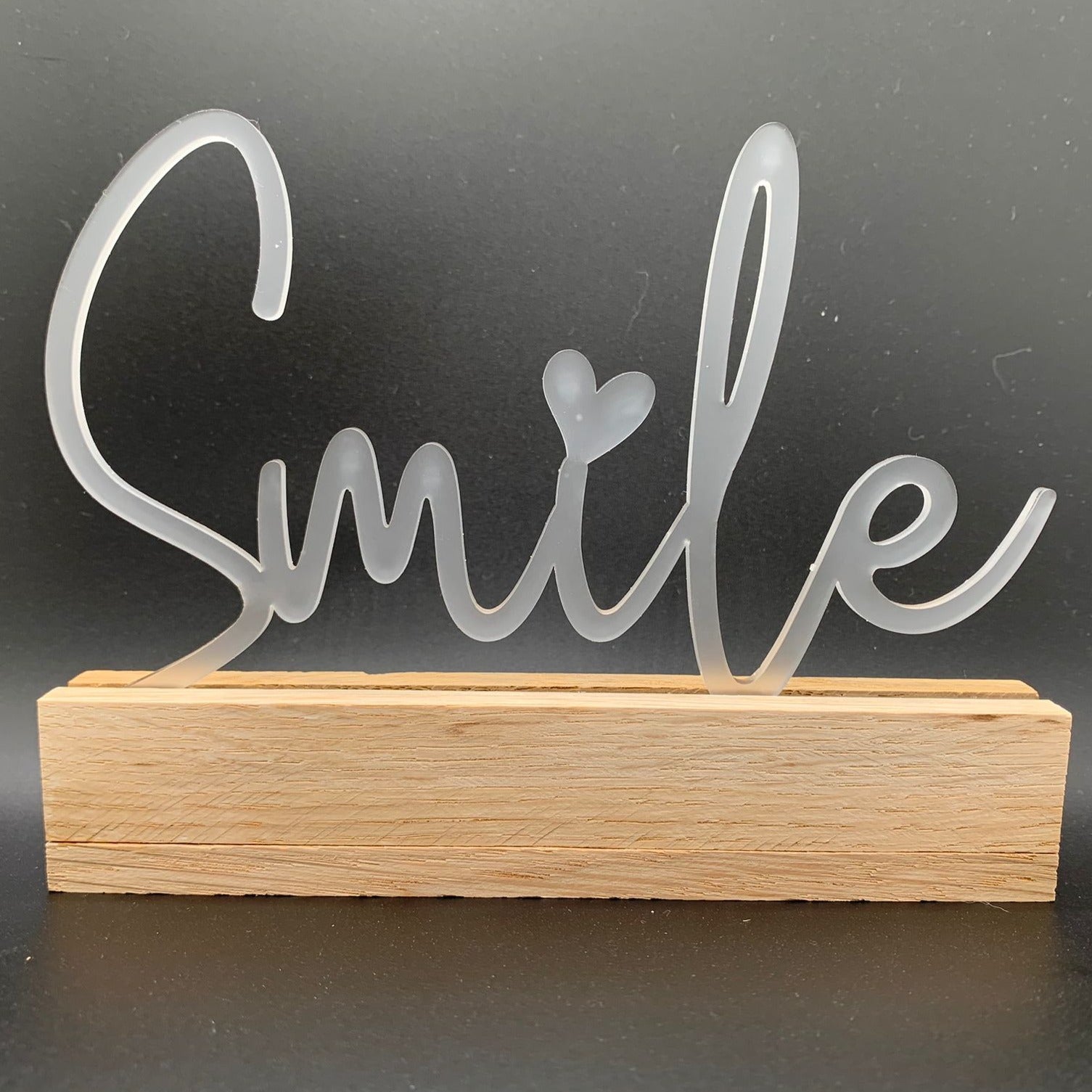 Transparenter Acryl Schriftzug 'Smile' von Easy-Sticks, dekorativ auf Holzbasis, ideal für stilvolle Zuhause Dekoration.