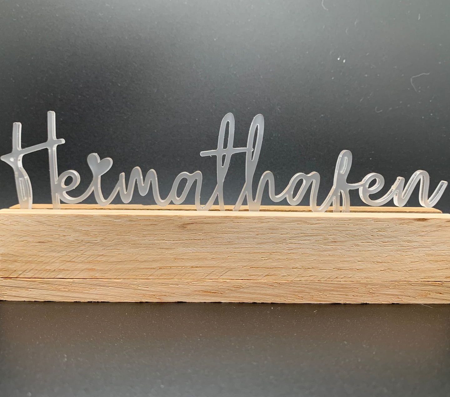 Stylischer Acryl Aufsteller mit dem Schriftzug 'Heimathafen' von Easy-Sticks, ideal zur Dekoration für individuelle Kartenhalter.