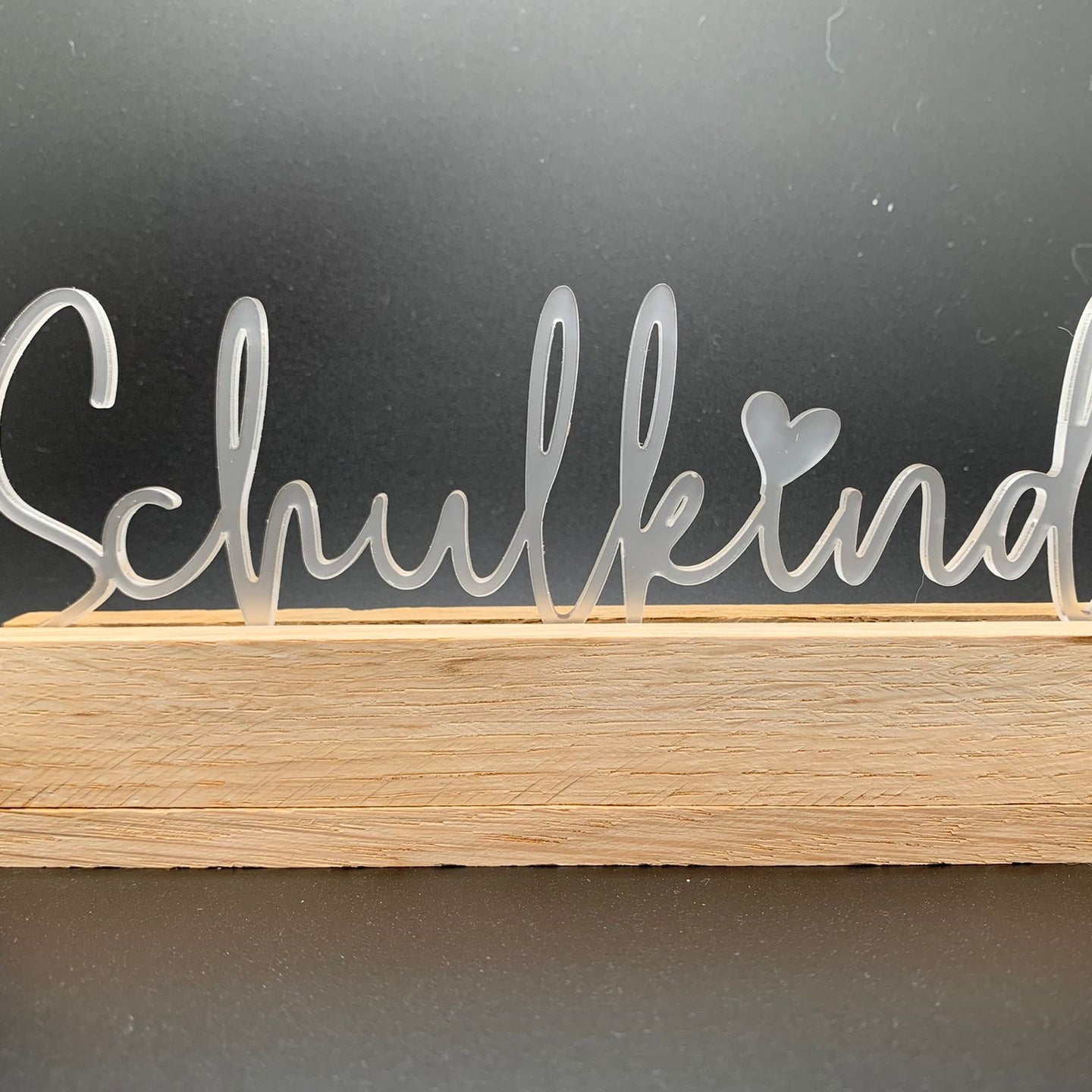 Dekorativer Acryl Aufsteller "Schulkind" von Easy-Sticks, ideal für Einschulungsfeiern und als stilvolle Tischdekoration.