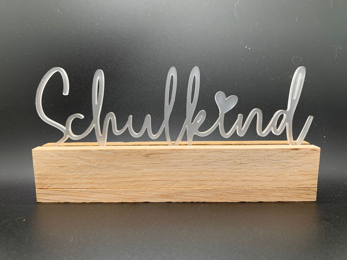 Elegant gestalteter Acryl Schriftzug "Schulkind" auf Holzsockel von Easy-Sticks, perfektes Geschenk zur Einschulung.