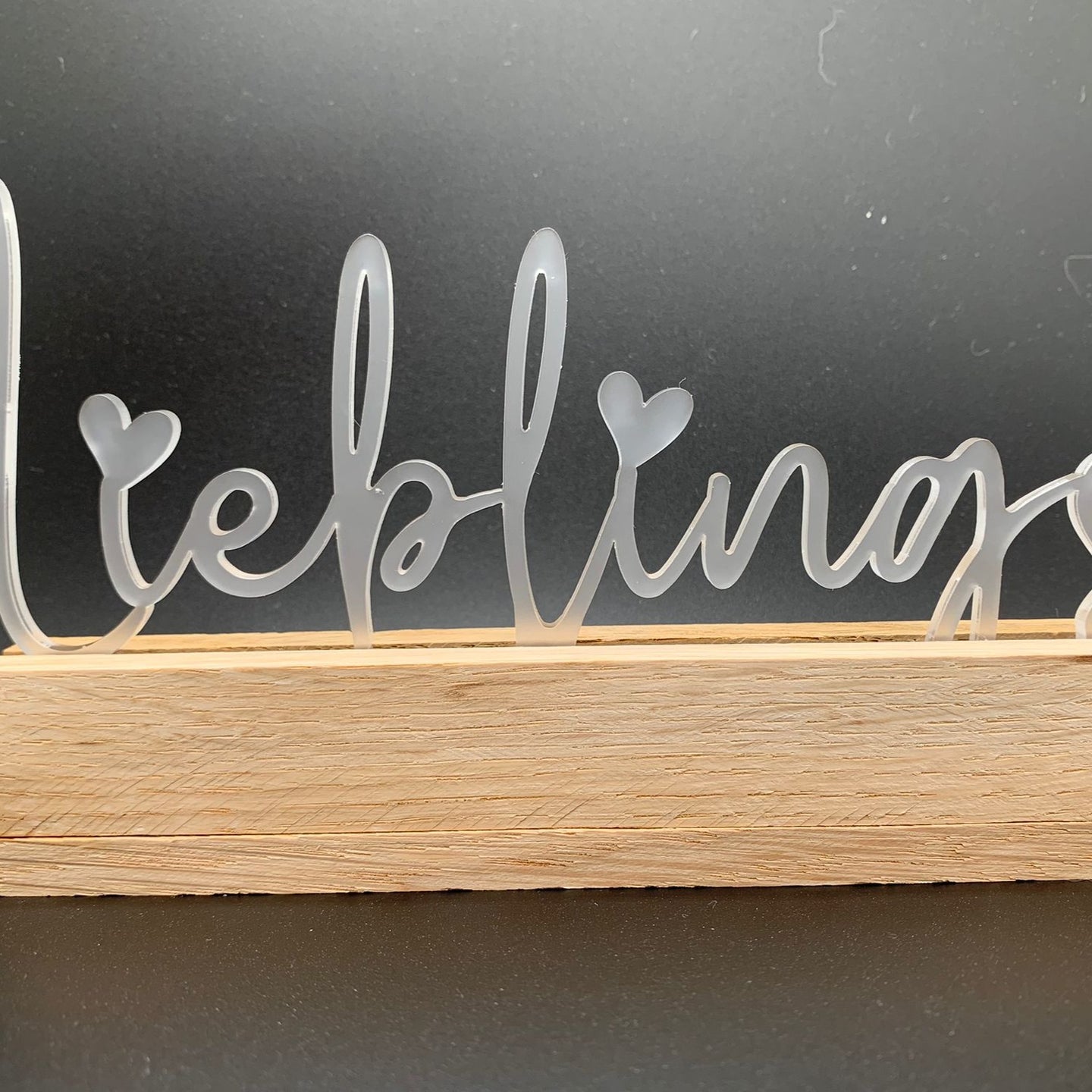 Schickes Acryl-Dekorationsschild "Lieblings" von Easy-Sticks auf einem Holzsockel, perfekt für persönliche Geschenke und kreative Tischdekorationen.