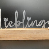 Schickes Acryl-Dekorationsschild "Lieblings" von Easy-Sticks auf einem Holzsockel, perfekt für persönliche Geschenke und kreative Tischdekorationen.
