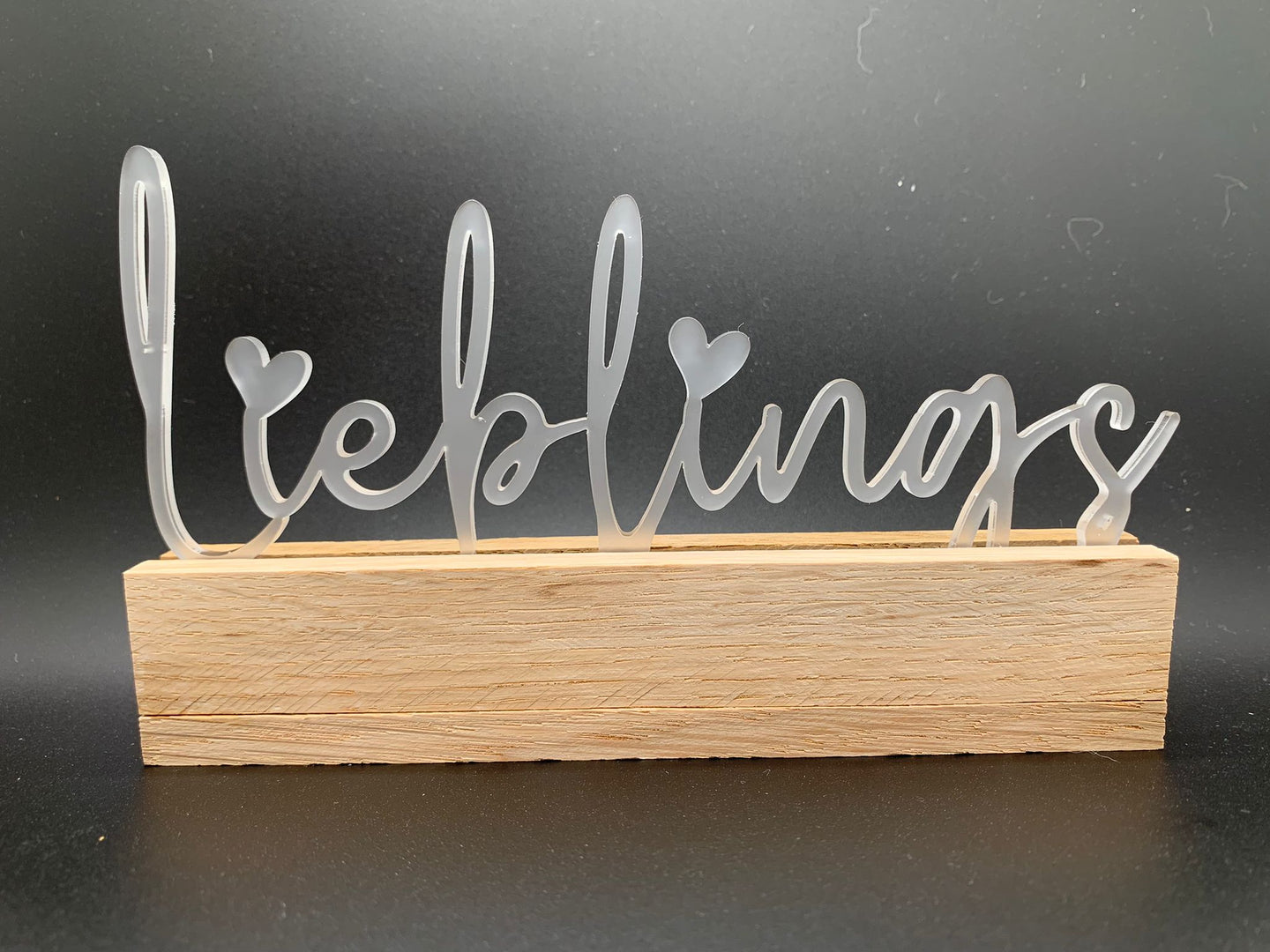 Stylishes Acrylschild "Lieblings" von Easy-Sticks, elegant auf einem Holzständer präsentiert, ideal für individuelle Anlässe und Dekorationen.