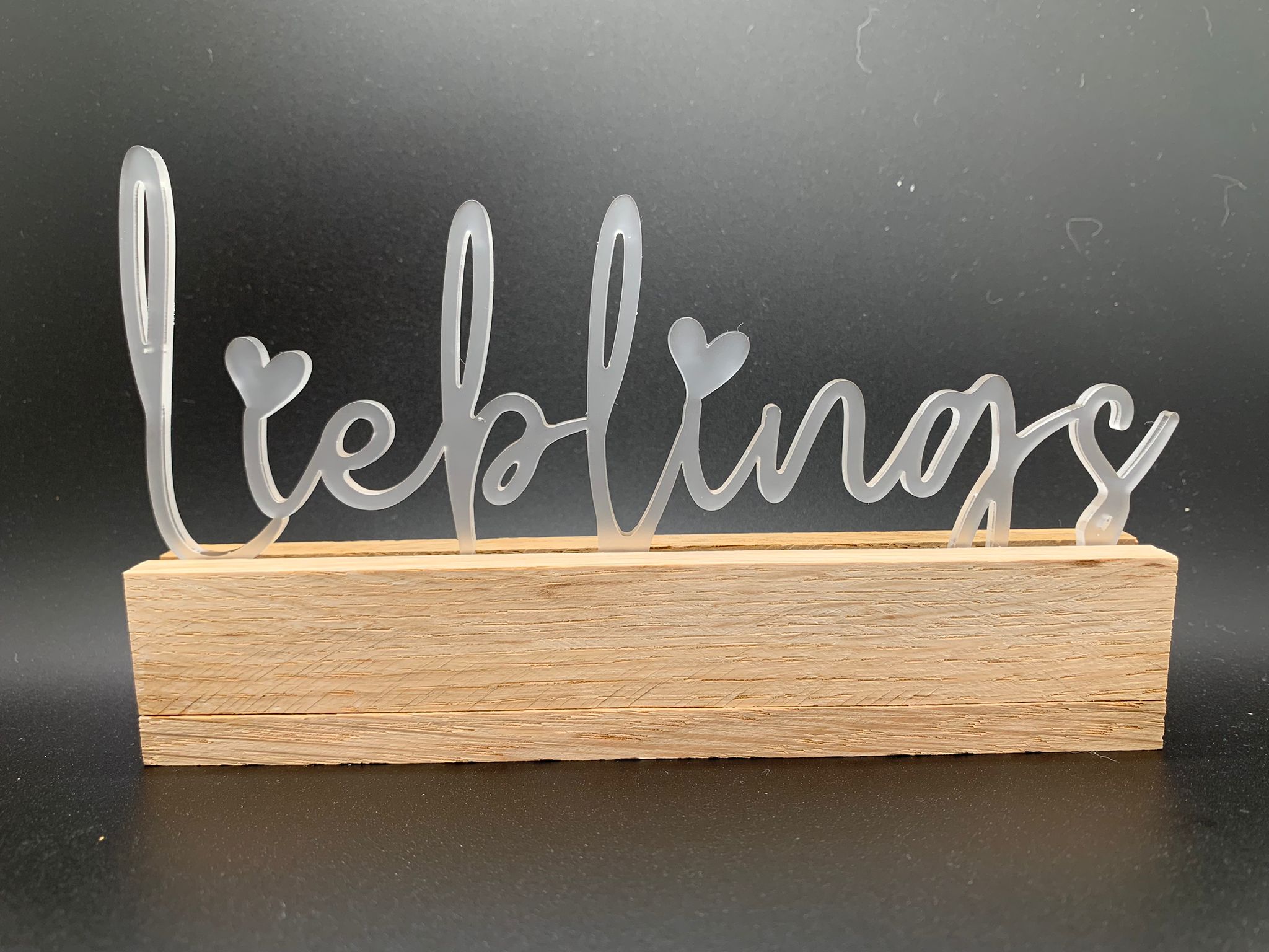 Stylishes Acrylschild "Lieblings" von Easy-Sticks, elegant auf einem Holzständer präsentiert, ideal für individuelle Anlässe und Dekorationen.