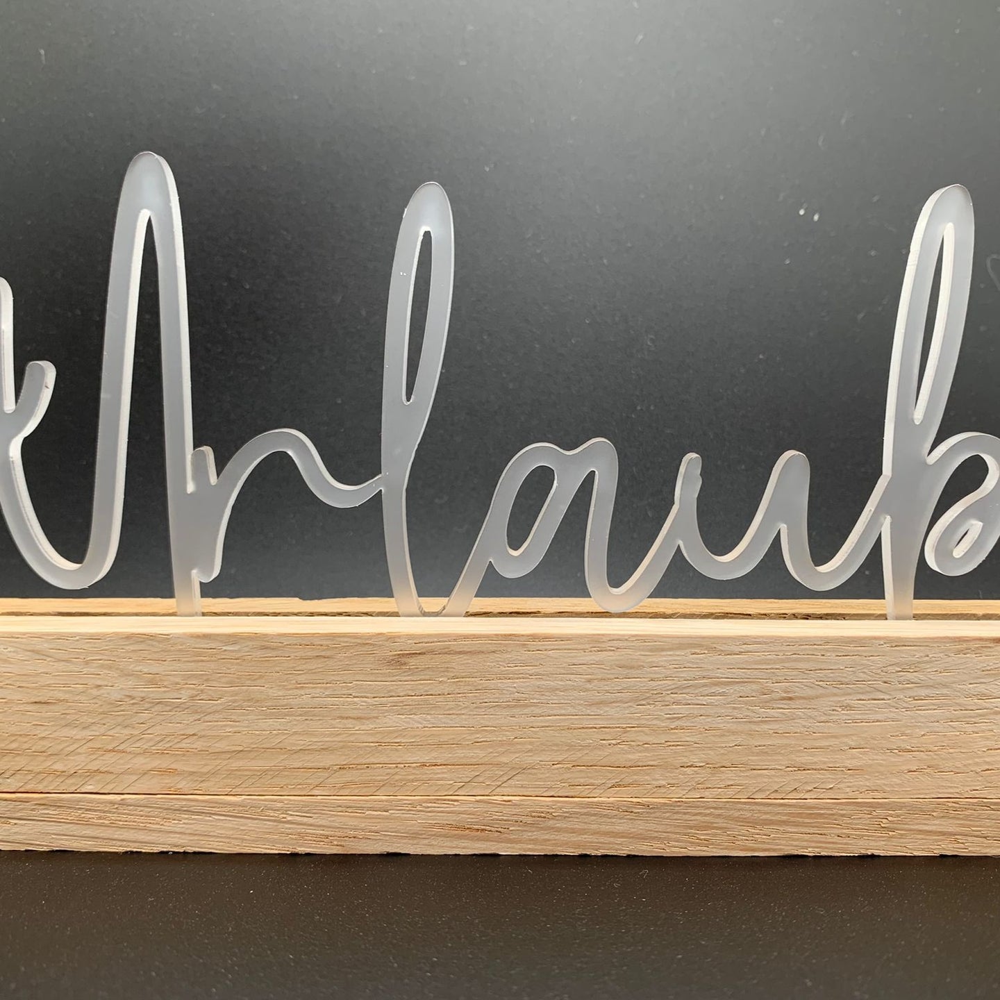 Stylischer Acryl Aufsteller von Easy-Sticks mit dem Schriftzug "Urlaub", ideal für die Dekoration zu Hause.