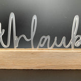 Stylischer Acryl Aufsteller von Easy-Sticks mit dem Schriftzug "Urlaub", ideal für die Dekoration zu Hause.