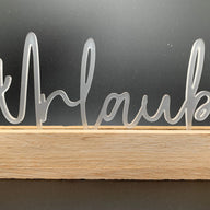 Stylischer Acryl Aufsteller von Easy-Sticks mit dem Schriftzug "Urlaub", ideal für die Dekoration zu Hause.