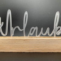 Stylischer Acryl Aufsteller von Easy-Sticks mit dem Schriftzug "Urlaub", ideal für die Dekoration zu Hause.