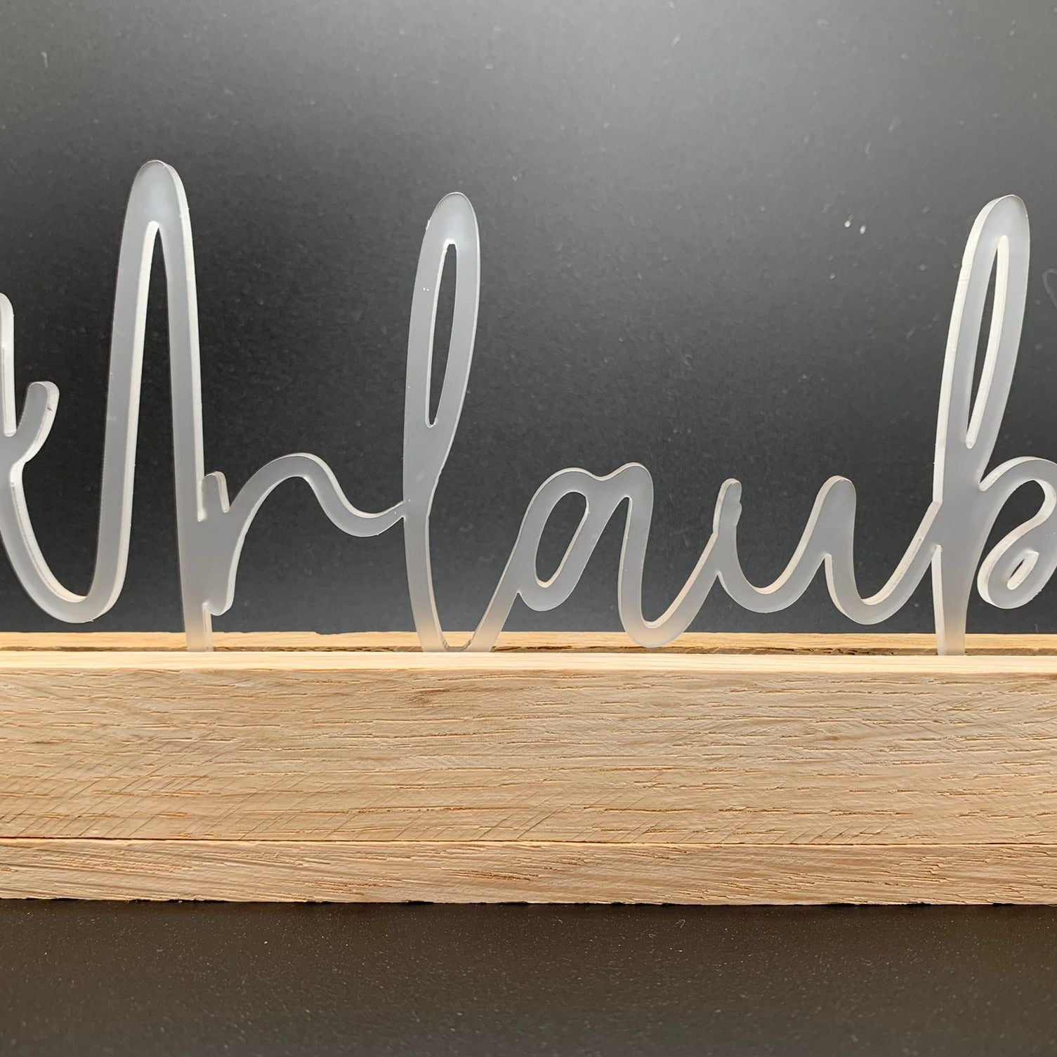 Stylischer Acryl Aufsteller von Easy-Sticks mit dem Schriftzug "Urlaub", ideal für die Dekoration zu Hause.